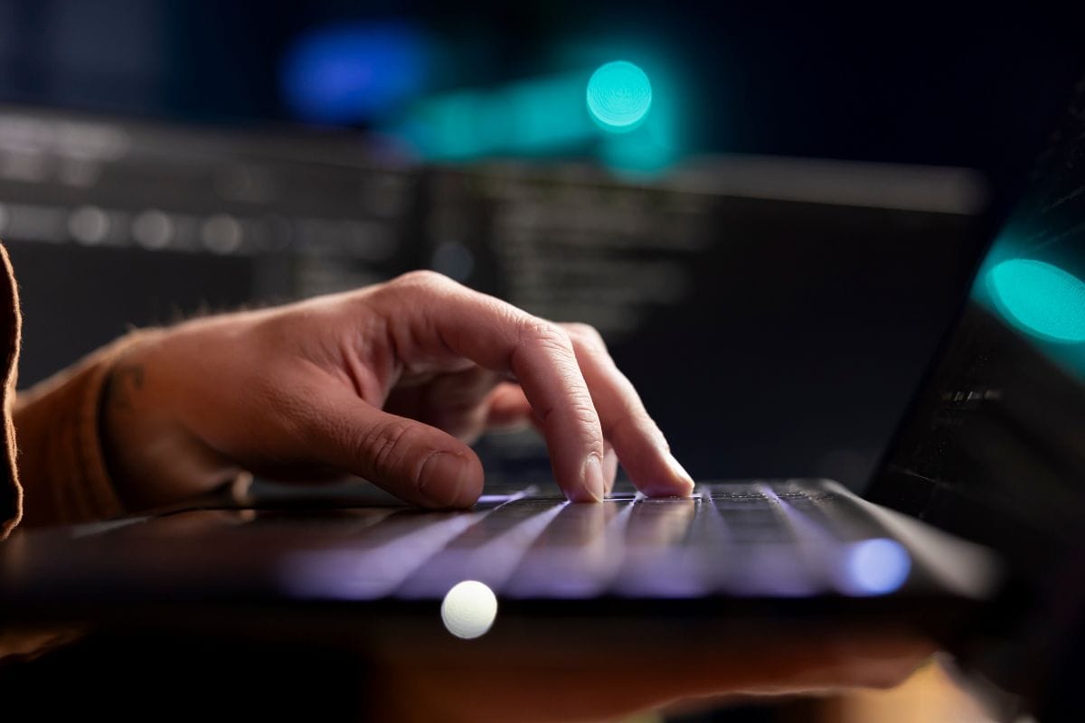 Esperto di cybersicurezza usa il laptop per cercare le vulnerabilità della sicurezza aziendale