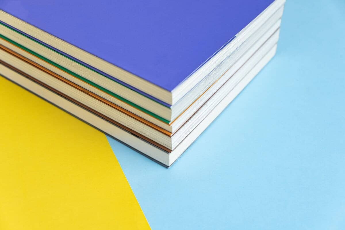 Physisches Papier Buch über Hintergrund Großaufnahme