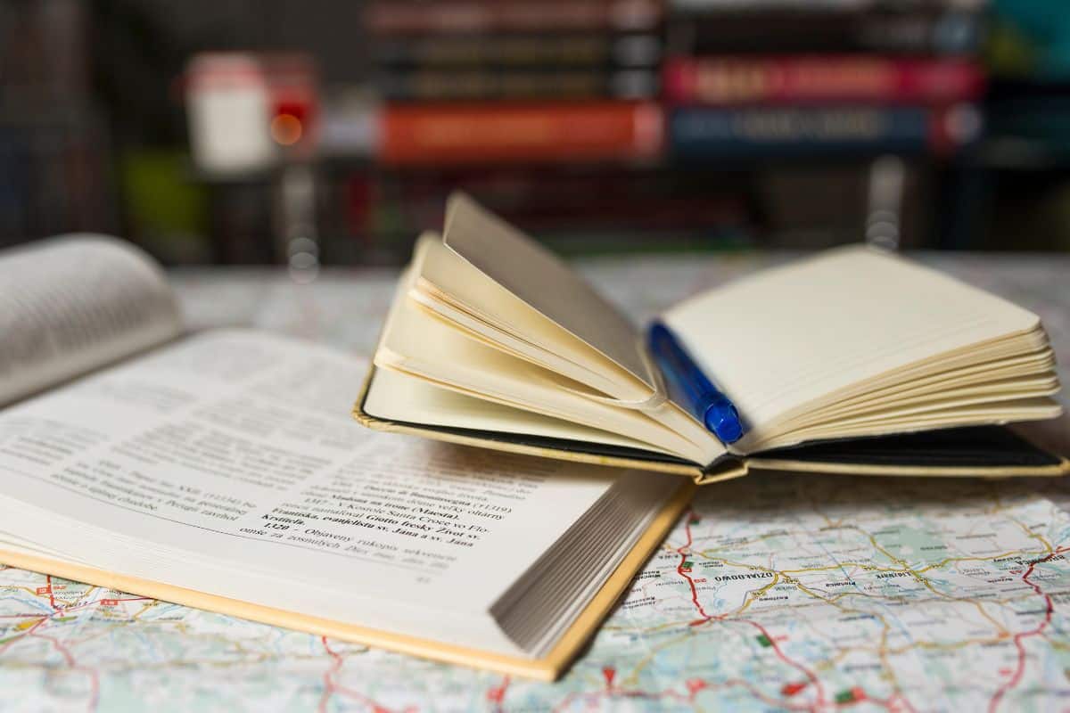Belo guia e caderno com mapa