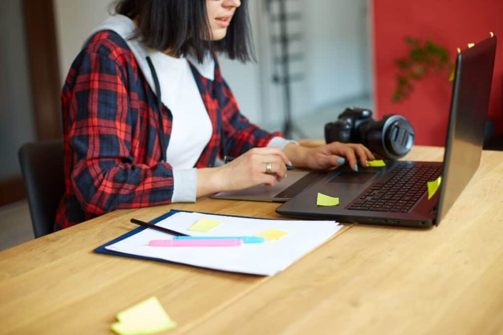 Selbstredaktion: Tipps, Tools und bewährte Praktiken 5 Creative female photographer using graphic drawing tablet