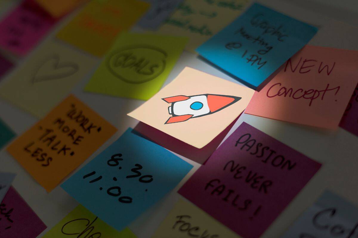Observe os papéis de memorando post it e o ícone de inicialização do foguete