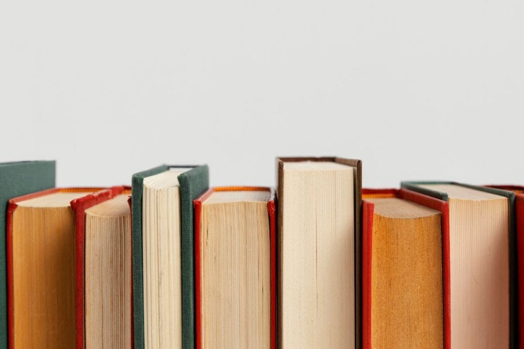 Arranjo de livros antigos com espaço para cópias