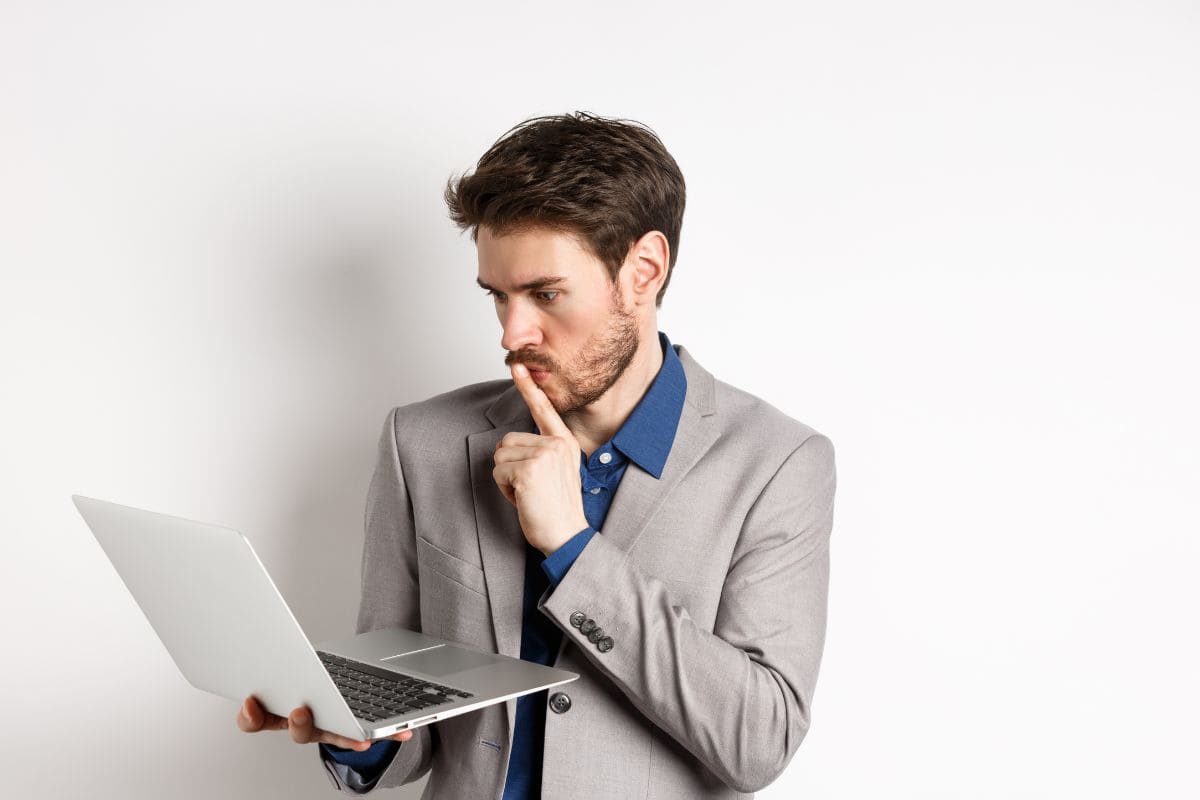 Hombre de negocios pensativo trabajando con un portátil