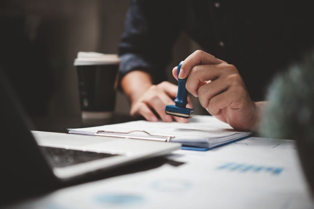 Como identificar certificados falsos: Evite fraudes com documentos 8 Como identificar certificados falsos: Prevenir fraudes em documentos como identificar certificados falsos