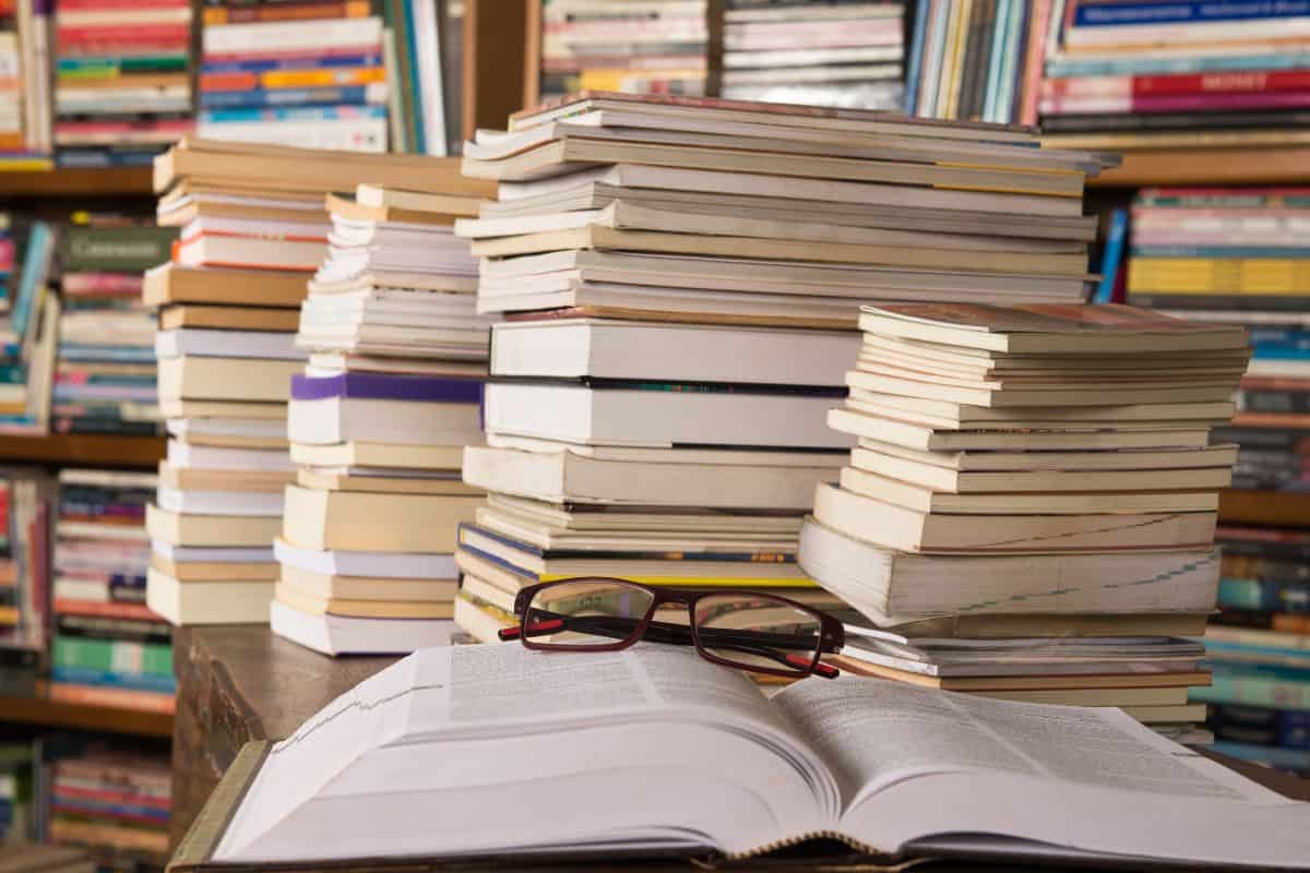 Books on the table and in bookshelves