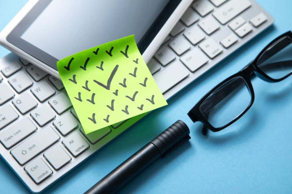 Die Funktionsweise von Plagiatsprüfern: Hauptmerkmale und Vorteile 4 Check marks on sticky note with a business objects