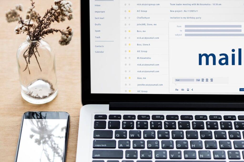 Como usar a IA para escrever e-mails: 7 maneiras eficazes 6 Redigir um e-mail em um dispositivo digital