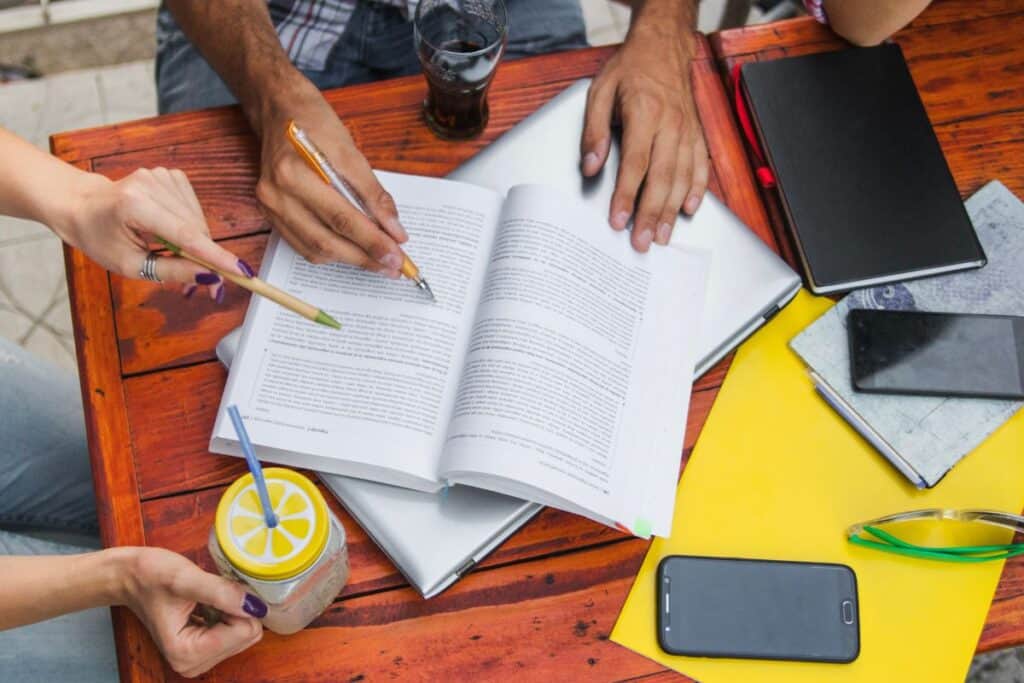Foto recortada de pessoas estudando