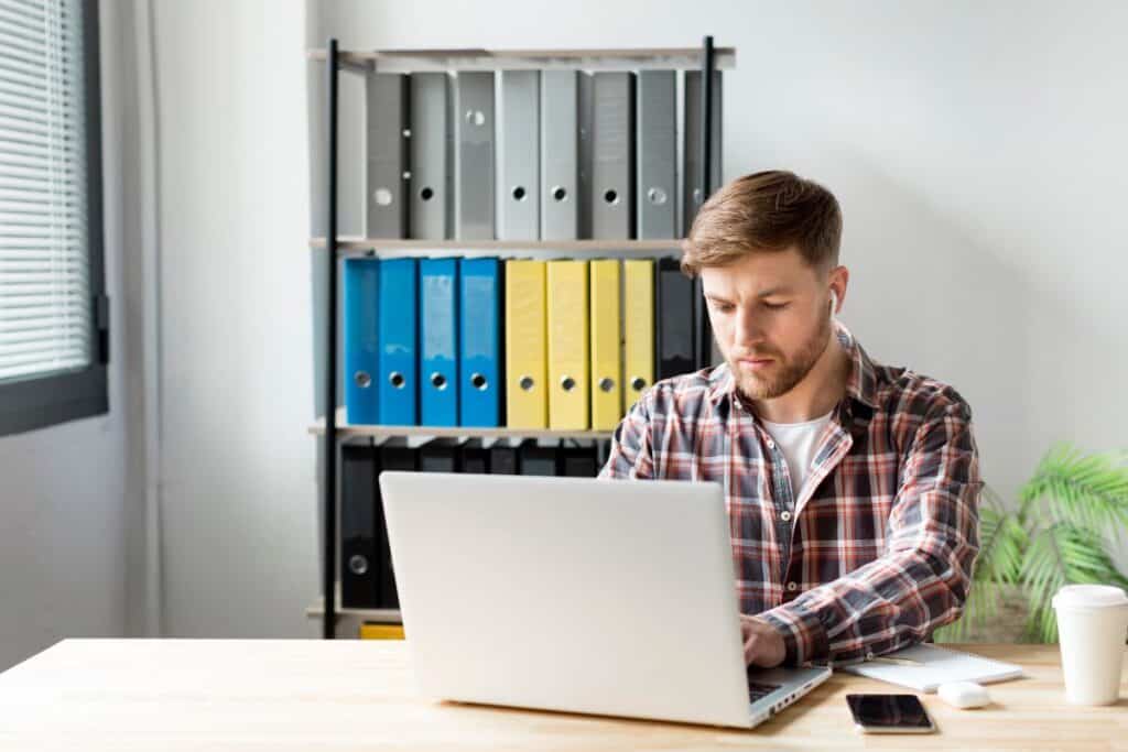 Homem trabalhando em um laptop