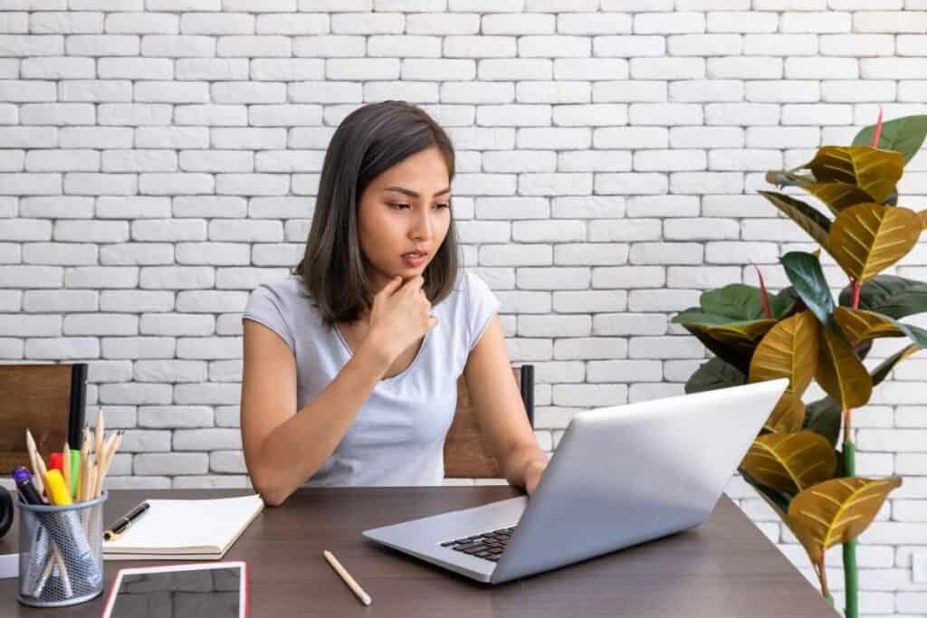 Google Bard vs Gemini: quais são as principais diferenças? 4 Mulher asiática freelancer trabalhando em casa