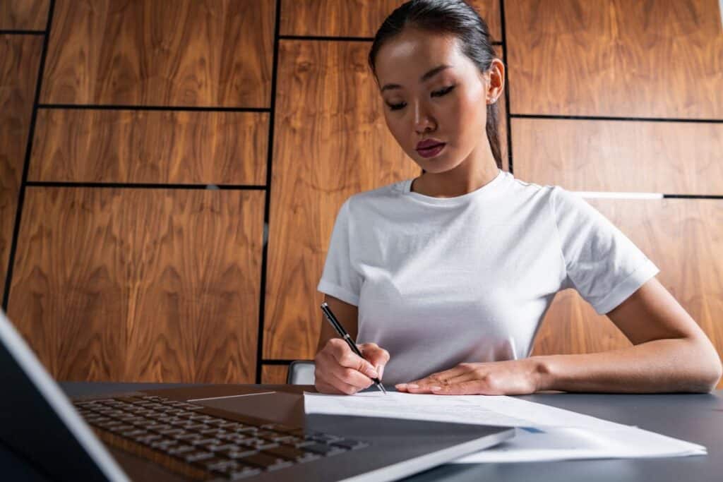 Hive AI Detector Review: Wie genau ist es im Jahr 2025? 11 Serious asian woman signing document