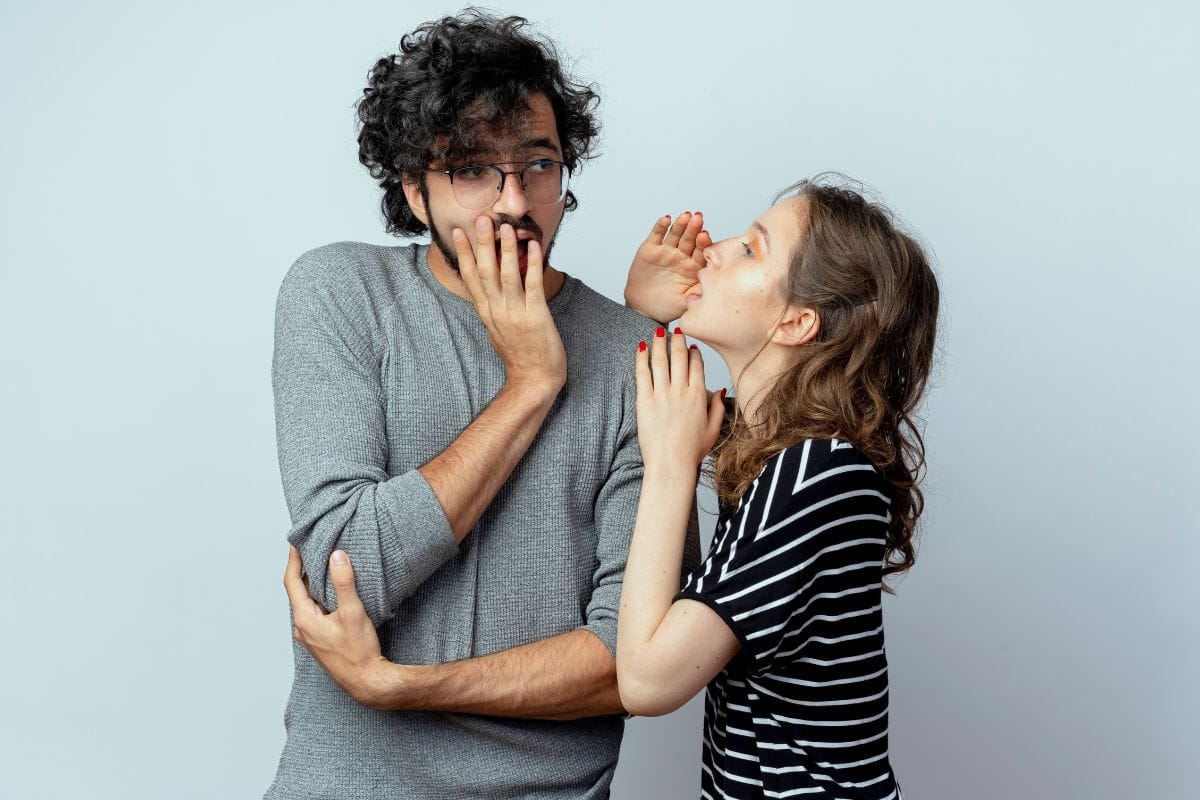 Frauen, die Klatsch und Tratsch flüstern