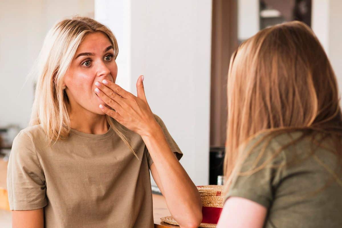 Jeunes femmes élégantes heureuses de se revoir