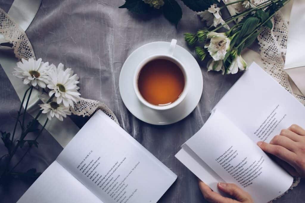 zwei Bücher und Teegeschirr
