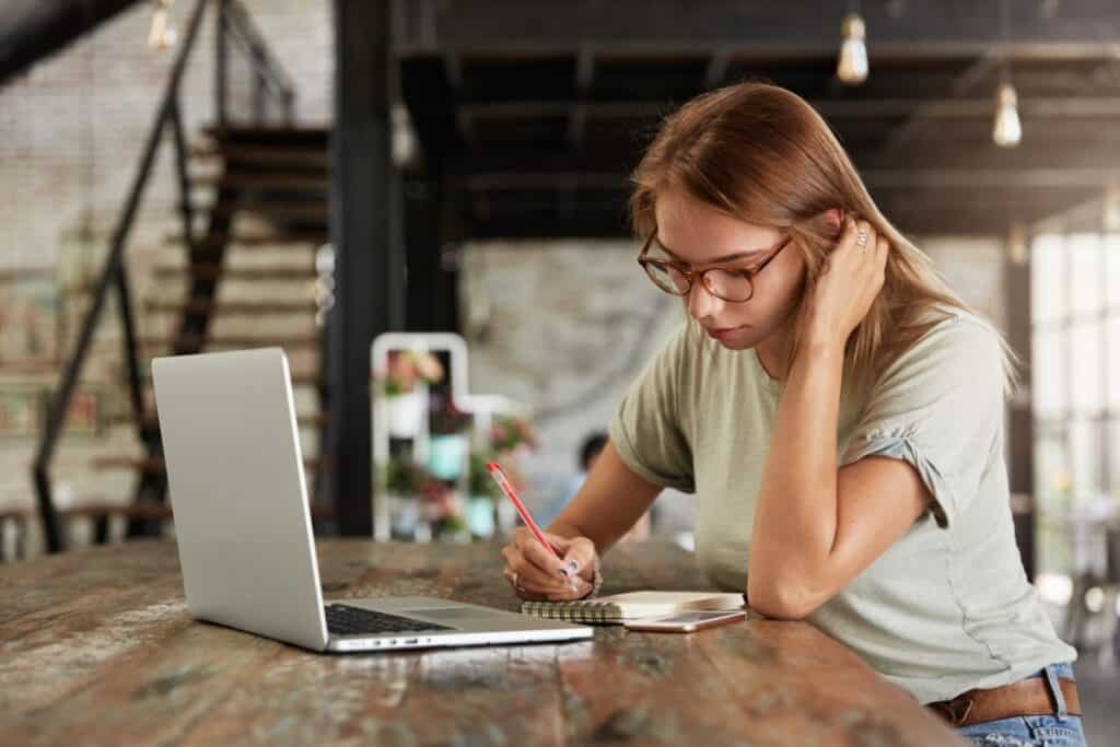 Cómo reescribir una frase: 7 formas sencillas de mejorar la legibilidad 4 Young blonde woman with glasses in cafe