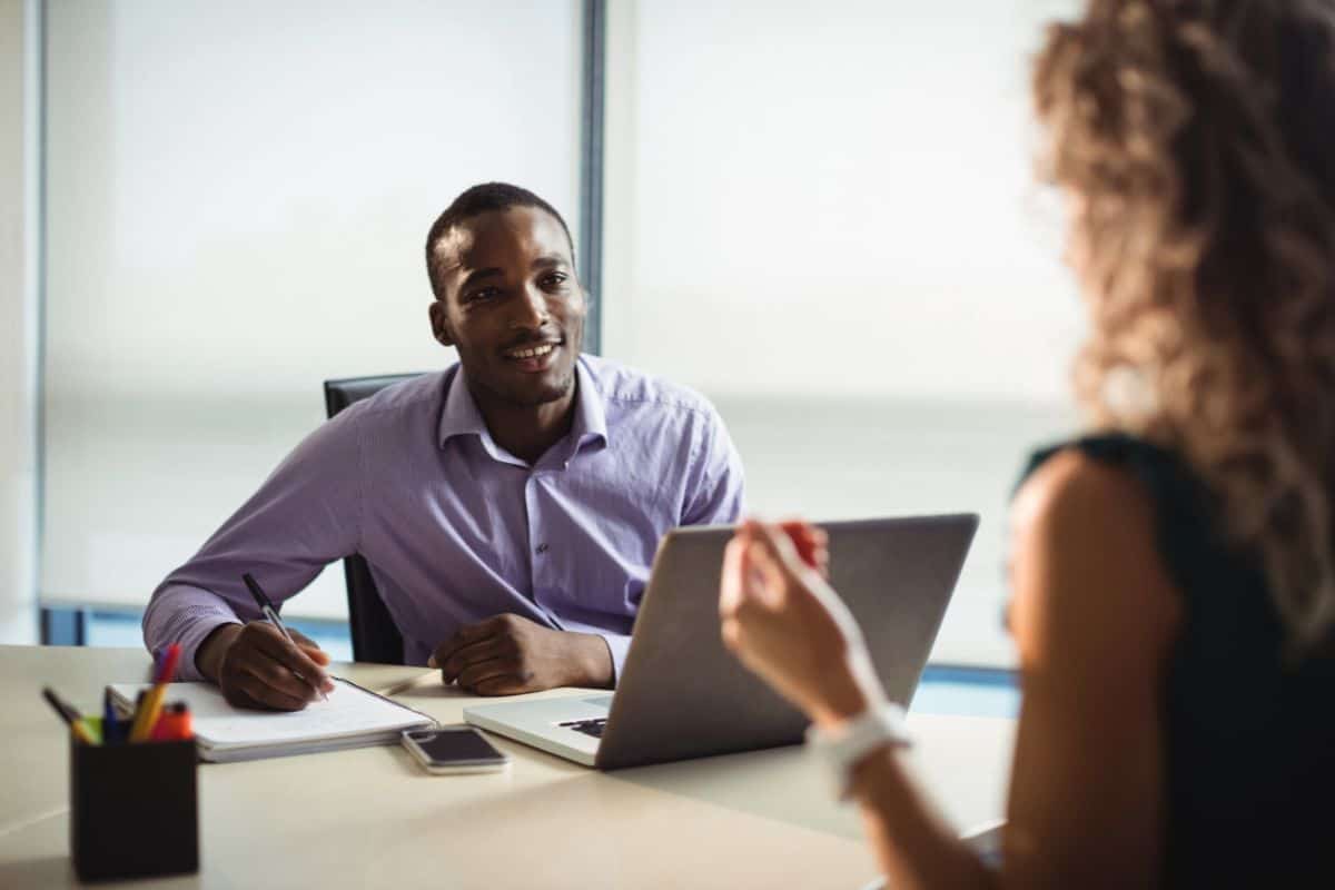 Como usar o ChatGPT para se preparar para uma entrevista: Um guia rápido