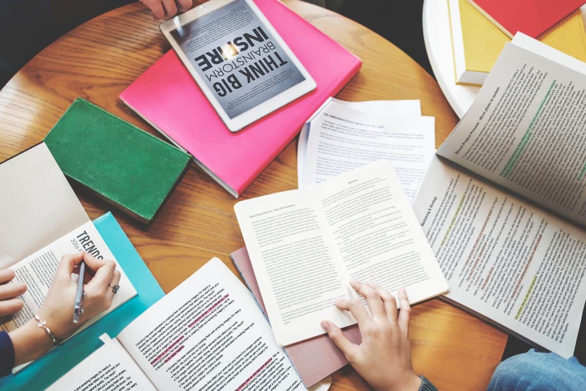 Como escrever uma resenha de livro: Um guia prático com exemplos