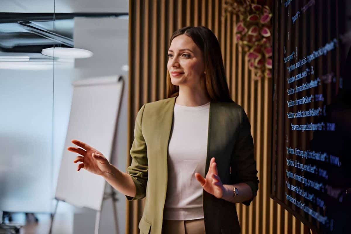 Woman lecturing in front of an audience