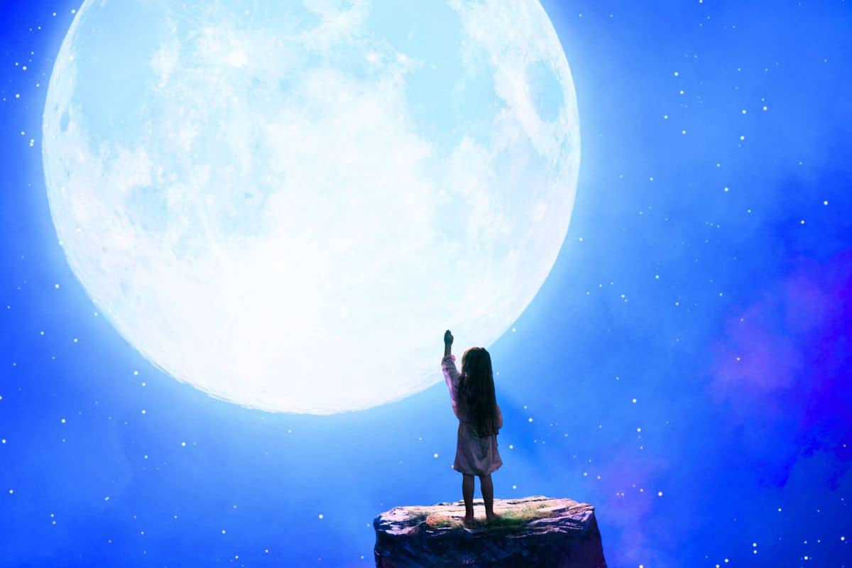 Usare Once in a Blue Moon nella scrittura: Significato e suggerimenti