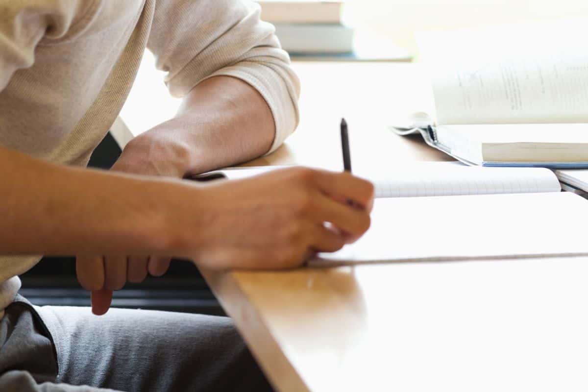 Comment utiliser un point-virgule : Règles, conseils et exemples
