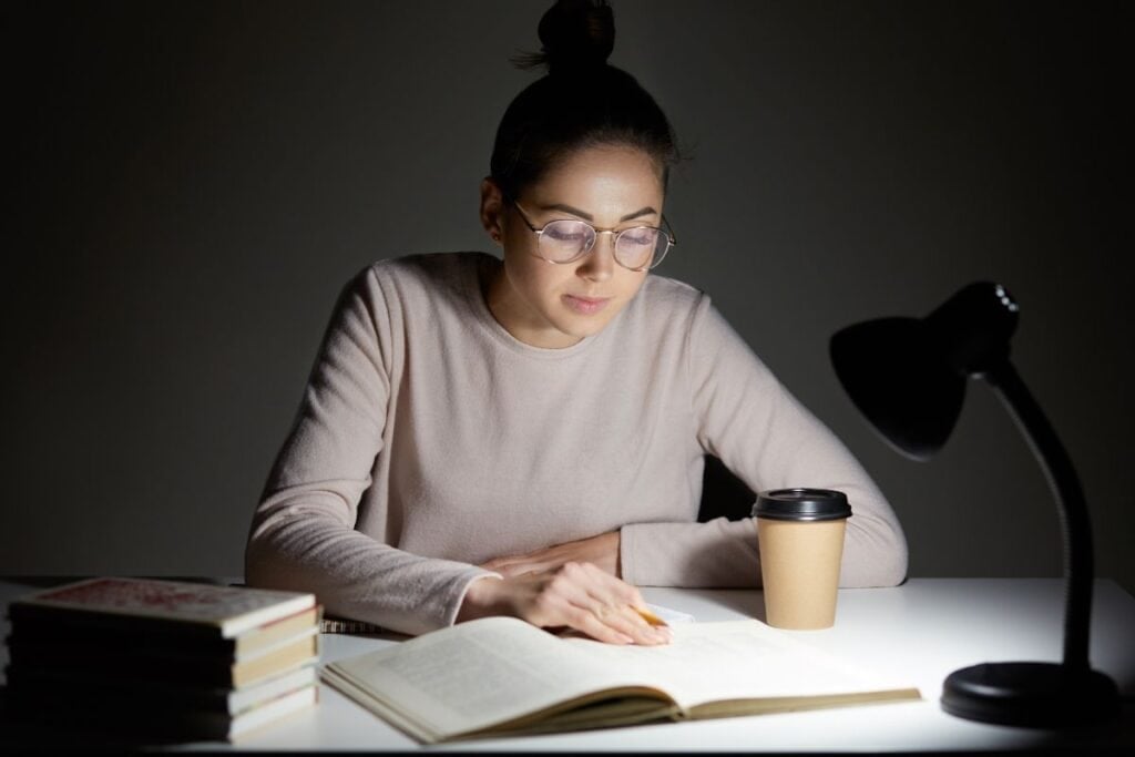 Adolescente ocupada lê um livro