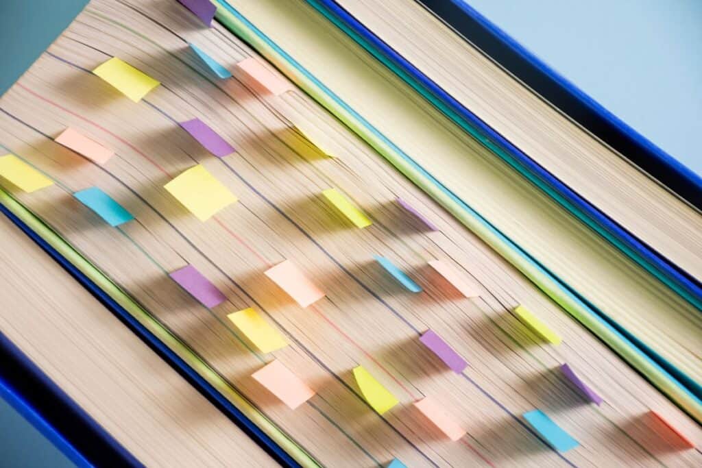 Livros de visualização superior com marcadores coloridos