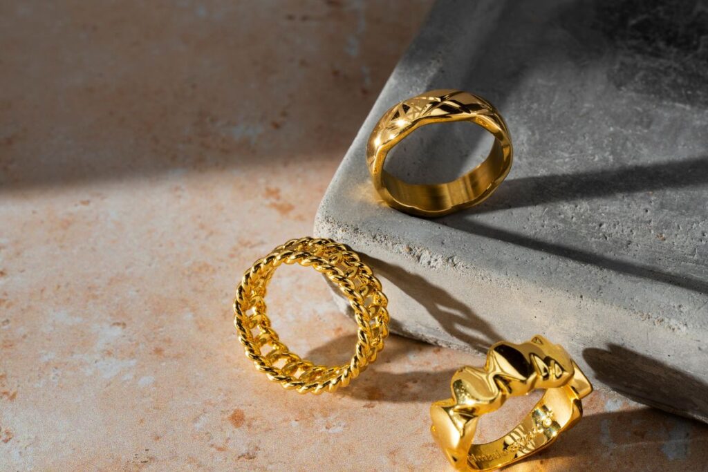 Carat o Karat? Quale ortografia è corretta? 4 Vista di un lussuoso anello d'oro su roccia o vassoio di cemento
