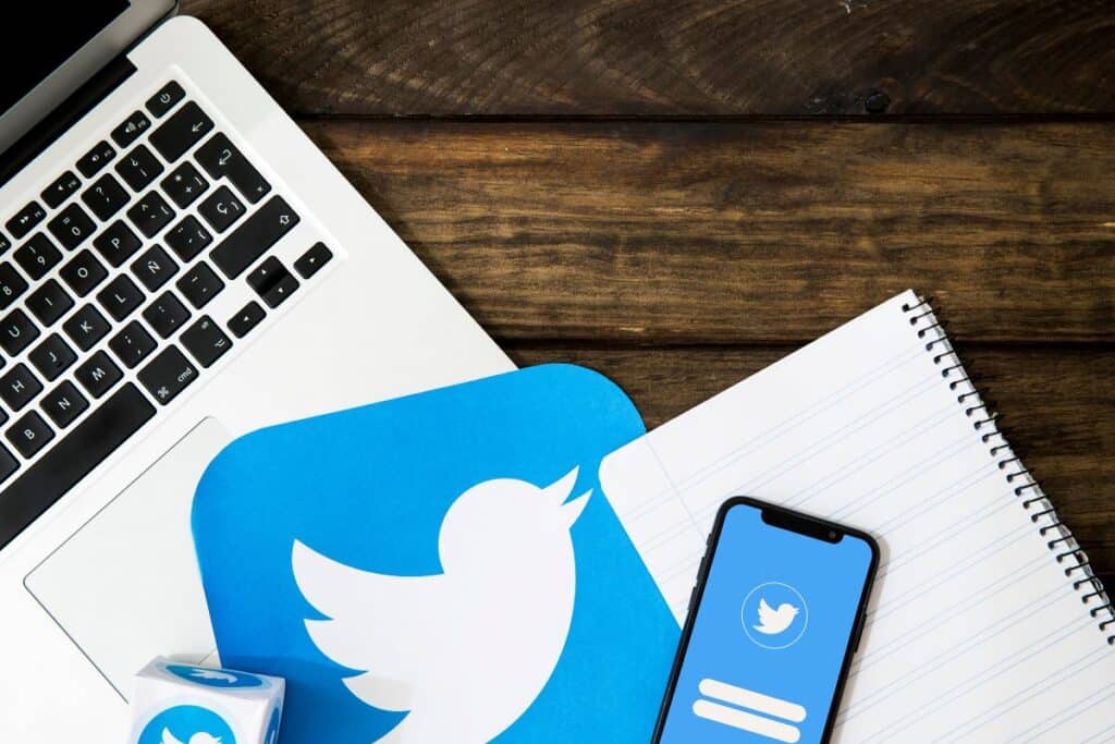 Dispositivos eletrônicos com bloco de notas e ícone do Twitter
