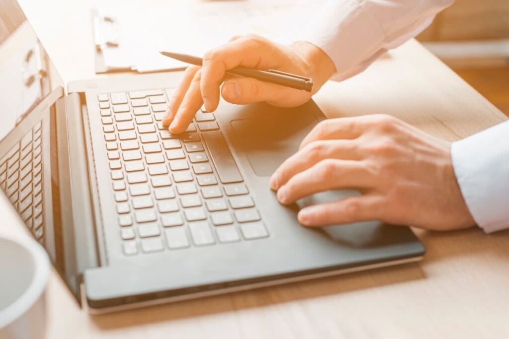 Büroschreibtisch mit Laptop und einem Geschäftsmann