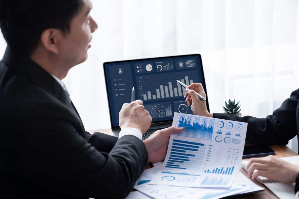 Busy analyst team in office discuss data analysis