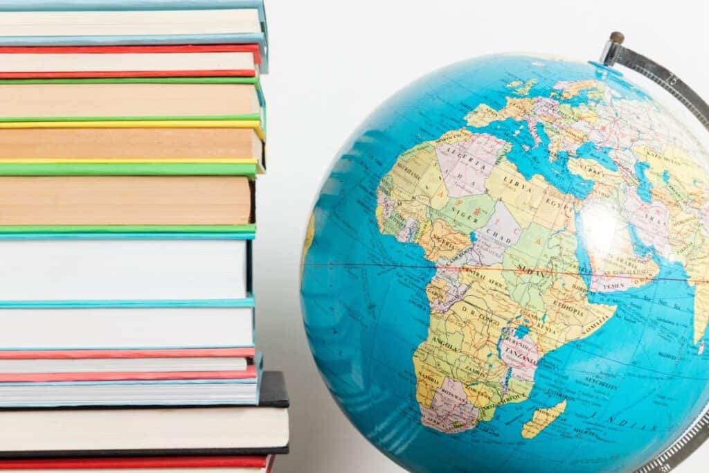 Pilha de livros e globo terrestre