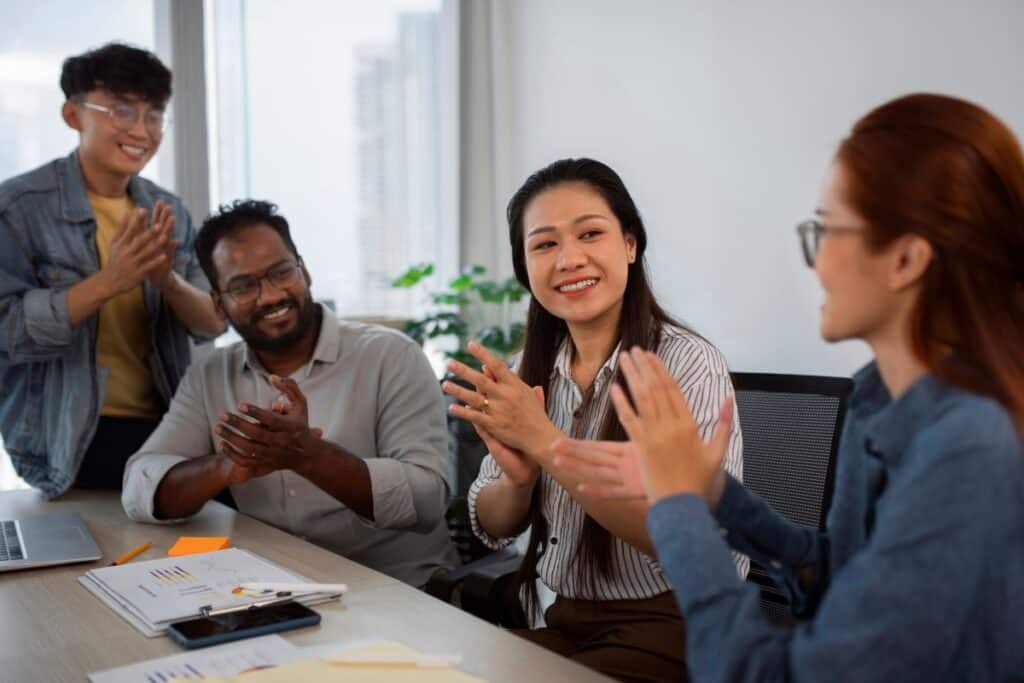 Como melhorar as habilidades de comunicação no local de trabalho facilmente 4 Colegas trabalhando juntos - foto média