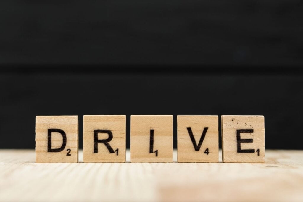 Palavras comuns de 5 letras que você deve conhecer 6 A palavra drive é soletrada com letras de madeira