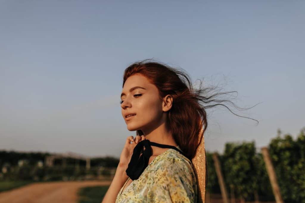 Mulher charmosa com cabelo ruivo