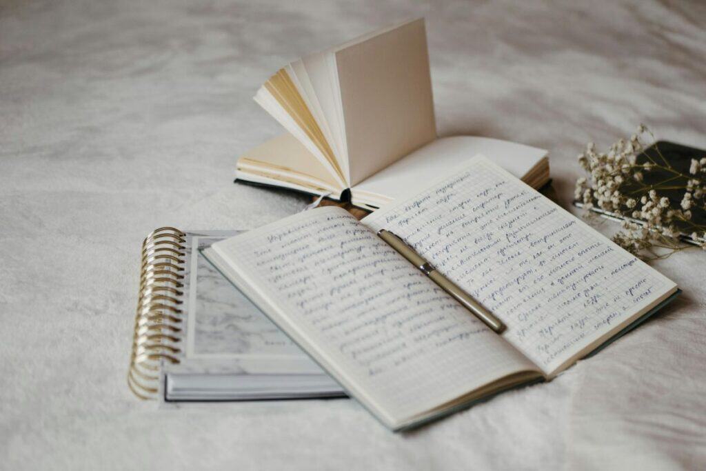 20 tipos de redações: Exemplos e dicas para o sucesso 4 Um caderno aberto com caneta